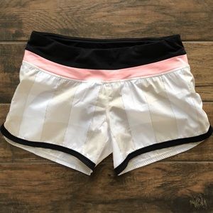 Lululemon Groovy Run Shorts White Grey Plaid Sz 6